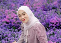 6 Potret Ririe Fairus di Taman Bunga dengan Riasan Wajah Natural dan Hijab Warna Pastel