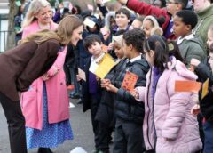 Kate Middleton Lepas Hak Tinggi dan Pakai Sepatu Loafers Saat Temui Anak-anak