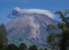 Gunung Semeru Erupsi Empat Kali Pagi Ini, Warga Diharap Menjauhi Puncak