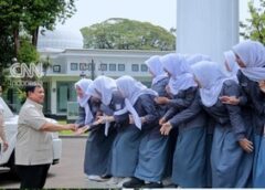 Momen Prabowo Diterima Meriah oleh Ratusan Pelajar di Istana Merdeka